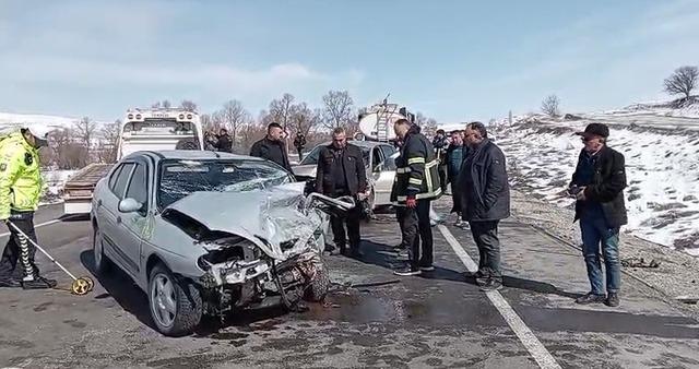 Tokat&rsquo;ta iki otomobil kafa kafaya &ccedil;arpıştı: 4 yaralı 2