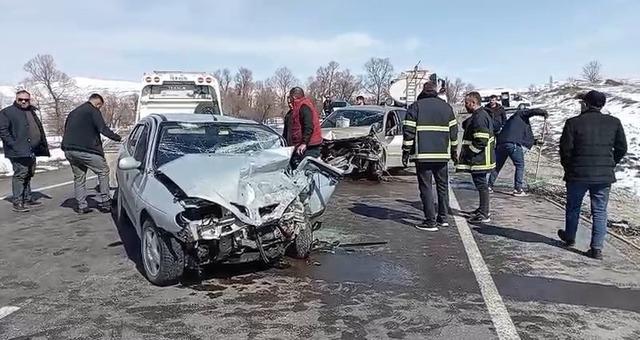 Tokat&rsquo;ta iki otomobil kafa kafaya &ccedil;arpıştı: 4 yaralı 1