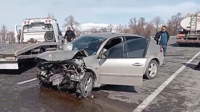 Tokat’ta iki otomobil kafa kafaya çarpıştı: 4 yaralı
