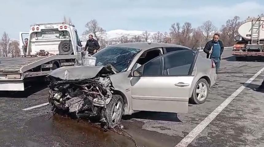 Tokat&rsquo;ta iki otomobil kafa kafaya &ccedil;arpıştı: 4 yaralı
