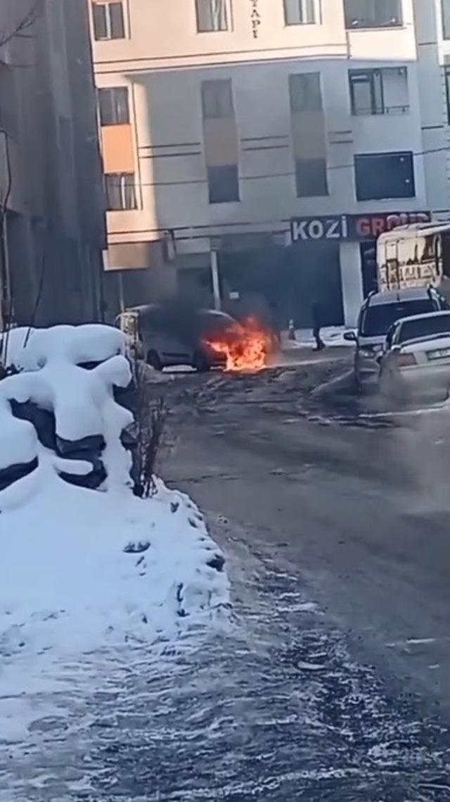 Kars&rsquo;ta seyir halindeki ara&ccedil;ta yangın paniği 1