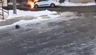 Kars&rsquo;ta seyir halindeki ara&ccedil;ta yangın paniği