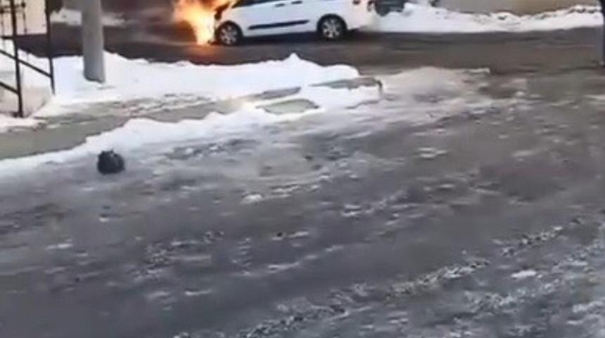 Kars&rsquo;ta seyir halindeki ara&ccedil;ta yangın paniği