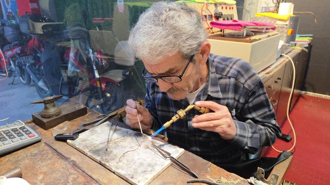 Altın, pırlanta, elmas her g&uuml;n ellerine geliyor: Fiyatını d&uuml;ş&uuml;nm&uuml;yorlar 1