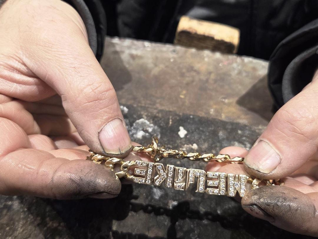 Altın, pırlanta, elmas her g&uuml;n ellerine geliyor: Fiyatını d&uuml;ş&uuml;nm&uuml;yorlar 2