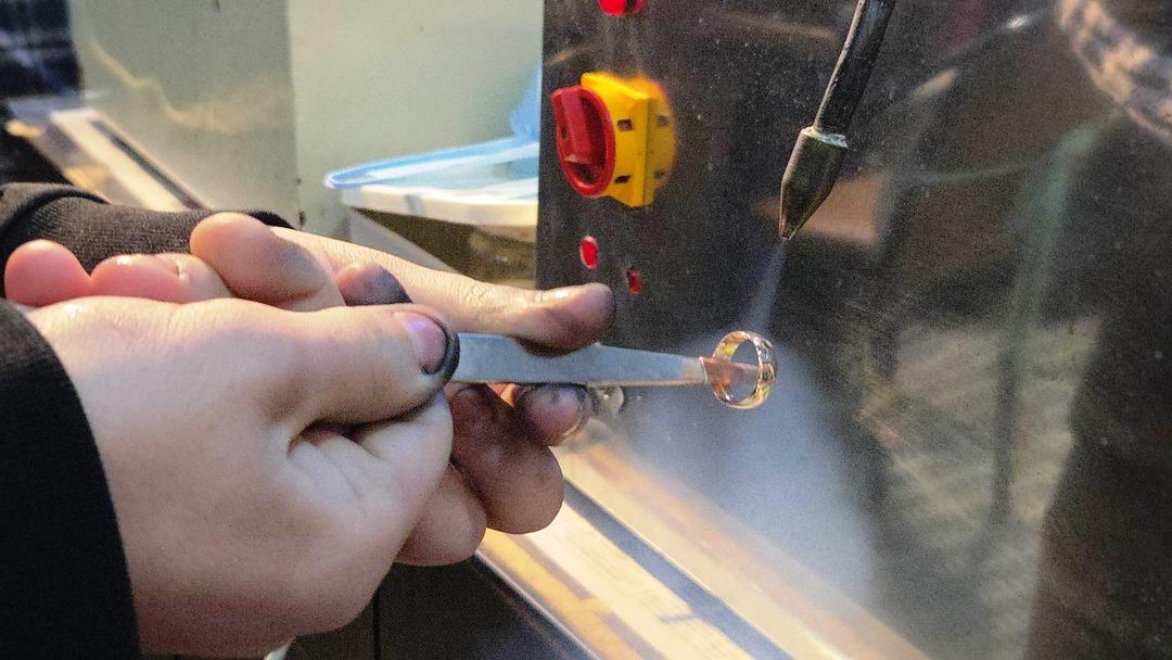 Altın, pırlanta, elmas her g&uuml;n ellerine geliyor: Fiyatını d&uuml;ş&uuml;nm&uuml;yorlar 6