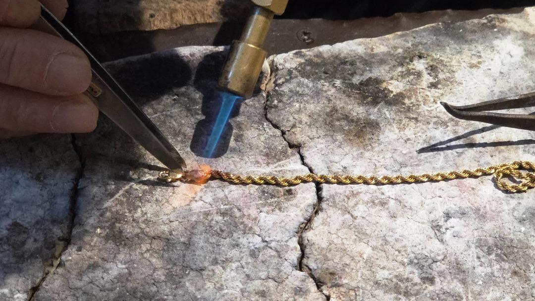 Altın, pırlanta, elmas her g&uuml;n ellerine geliyor: Fiyatını d&uuml;ş&uuml;nm&uuml;yorlar 7