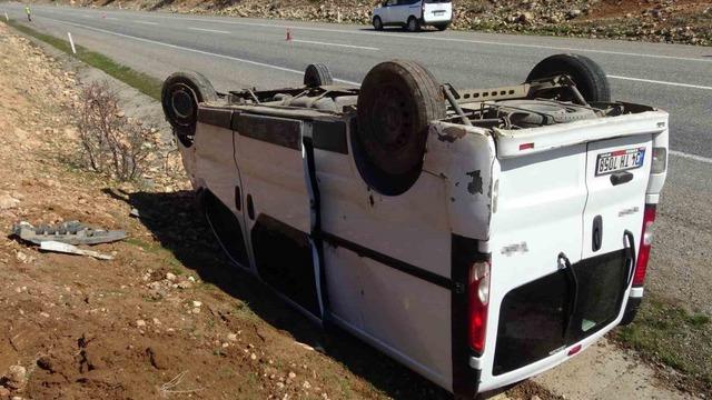 Gerc&uuml;ş&rsquo;te minib&uuml;s takla attı: 1 yaralı 4