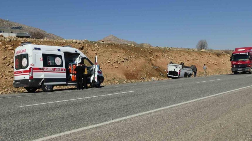 Gerc&uuml;ş&rsquo;te minib&uuml;s takla attı: 1 yaralı