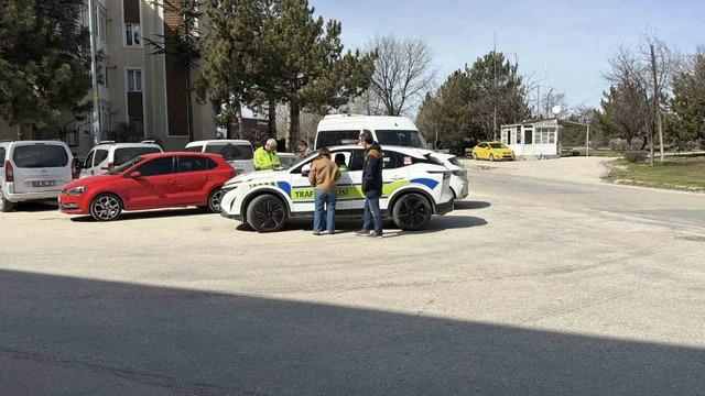 Fren yapmak yerine gaza basan otomobil s&uuml;permarkete girdi 3