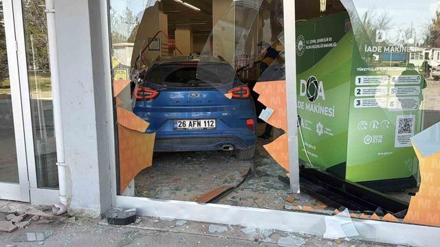 Fren yapmak yerine gaza basan otomobil s&uuml;permarkete girdi 2