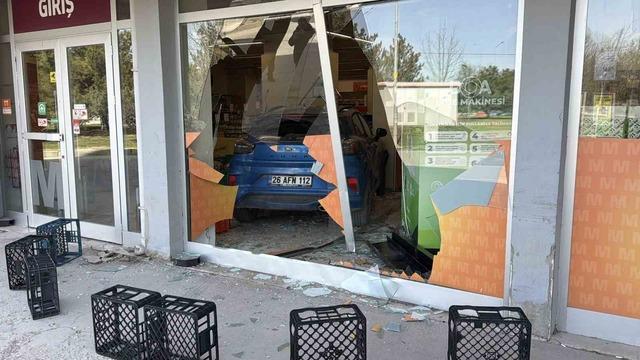 Fren yapmak yerine gaza basan otomobil s&uuml;permarkete girdi 1