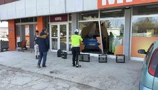 Fren yapmak yerine gaza basan otomobil s&uuml;permarkete girdi