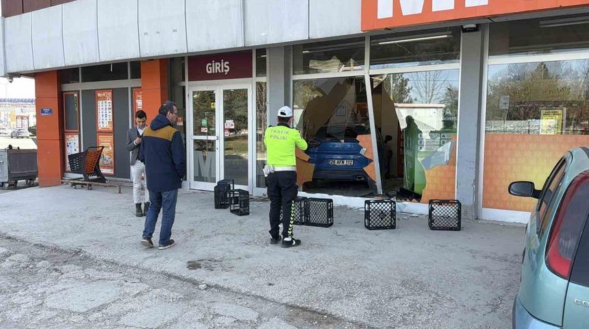 Fren yapmak yerine gaza basan otomobil s&uuml;permarkete girdi
