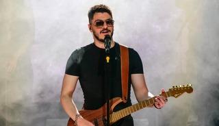 &Uuml;nl&uuml; şarkıcı evinde bayıldı! Apar topar hastaneye kaldırıldı  