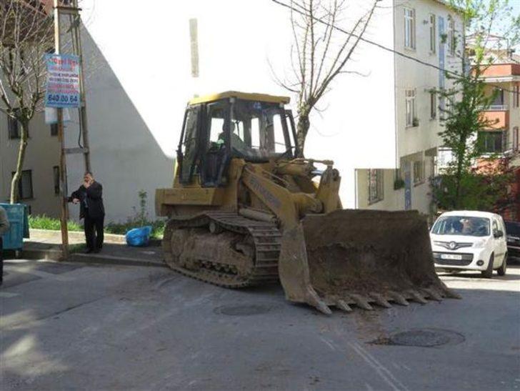 İş makinesi caddeyi birbirine kattı  G3