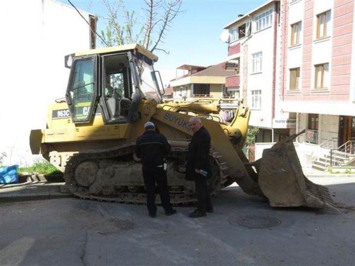 İş makinesi caddeyi birbirine kattı  G5