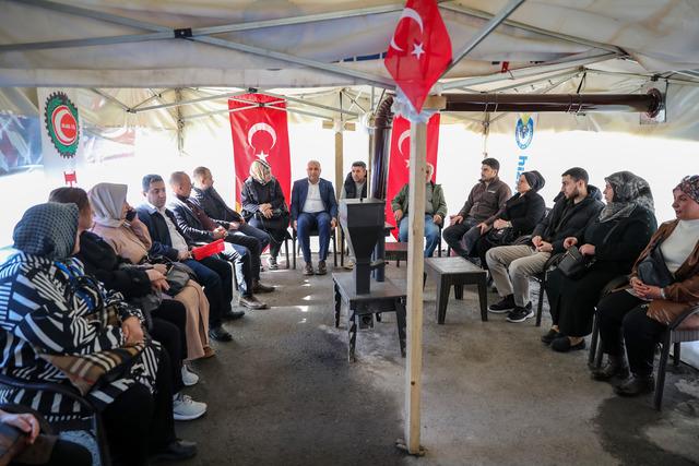 Diyarbakır da bazı belediyelerde işten &ccedil;ıkarılan iş&ccedil;ilerin eylemi s&uuml;r&uuml;yor 1