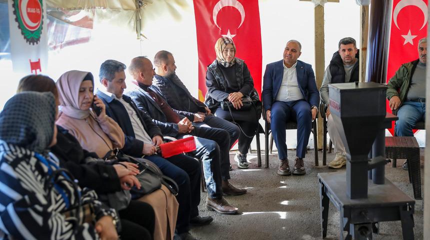 Diyarbakır'da bazı belediyelerde işten &ccedil;ıkarılan iş&ccedil;ilerin eylemi s&uuml;r&uuml;yor