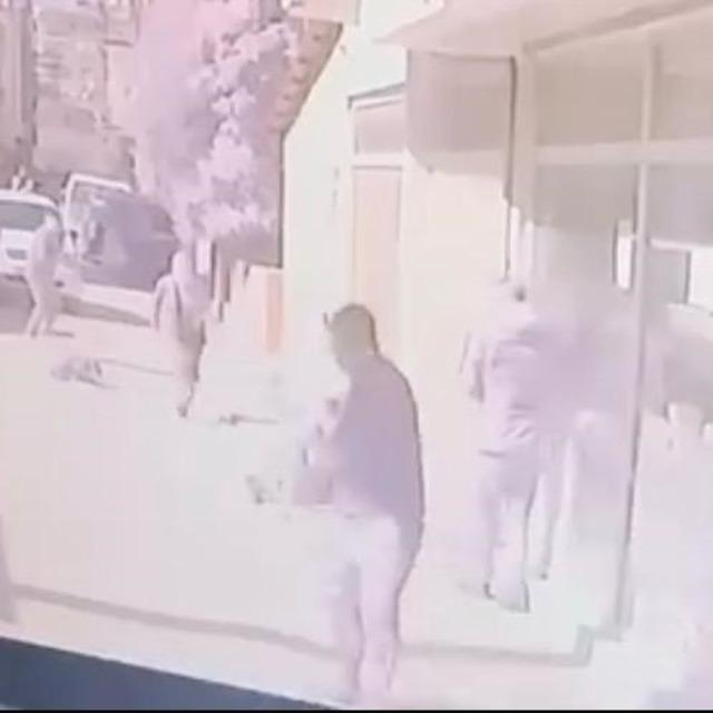 İzmir&rsquo;de alacak verecek kavgası kanlı bitti: 1 yaralı 1