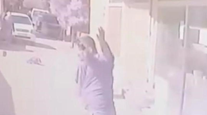 İzmir&rsquo;de alacak verecek kavgası kanlı bitti: 1 yaralı