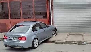 İzmir&rsquo;de bir s&uuml;r&uuml;c&uuml; drift atarken kaza yaptı