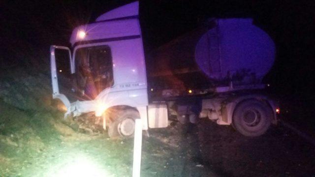 Elazığ'da tankerle otomobil çarpıştı: 1 ölü, 2 yaralı 