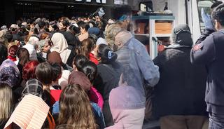 Ucuz diye akın ettiler 'Fenalaşanlar var, ağlayanlar var' Giren &ccedil;ıkamadı 