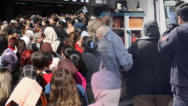 Ucuz diye akın ettiler: Giren çıkamadı 'Fenalaşanlar var, ağlayanlar var'