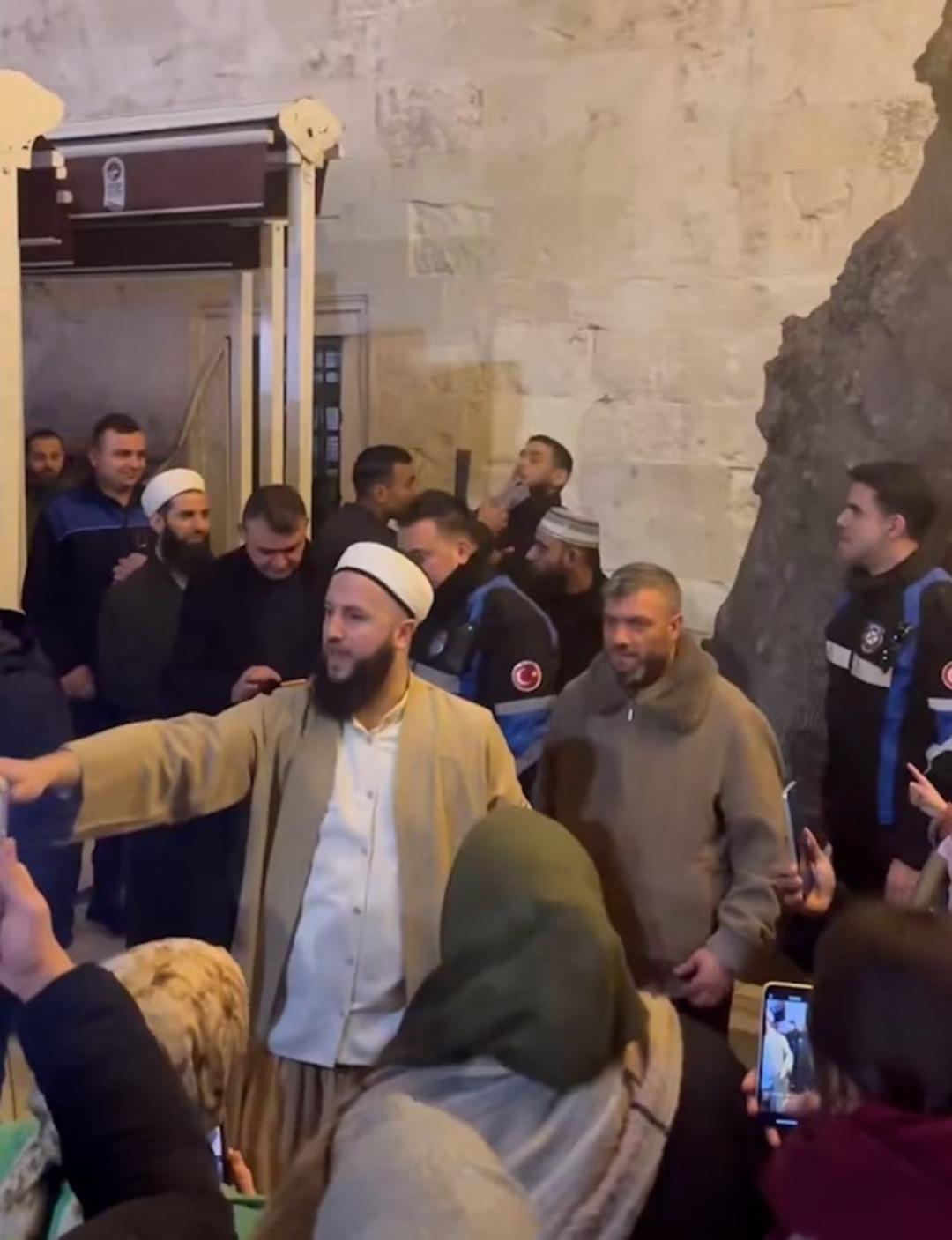 Celal Karat&uuml;re i&ccedil;in bu kez kuyruk oluştu: &ldquo;Haremlik selamlık yapın! Herkesle resim &ccedil;ekilecek&rdquo; 1