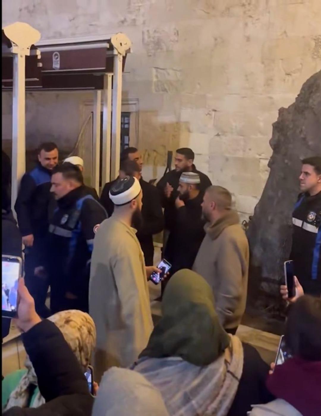 Celal Karat&uuml;re i&ccedil;in bu kez kuyruk oluştu: &ldquo;Haremlik selamlık yapın! Herkesle resim &ccedil;ekilecek&rdquo; 3