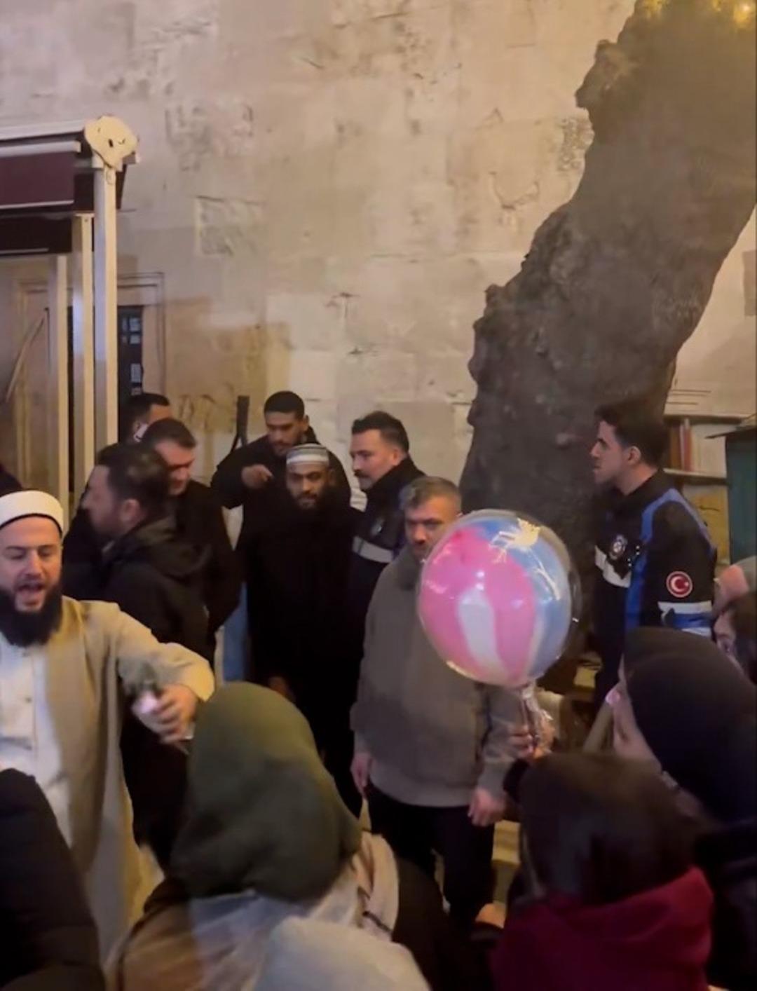 Celal Karat&uuml;re i&ccedil;in bu kez kuyruk oluştu: &ldquo;Haremlik selamlık yapın! Herkesle resim &ccedil;ekilecek&rdquo; 2