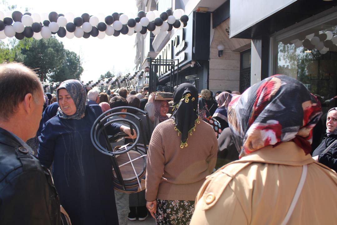 Ucuz diye akın ettiler: Giren &ccedil;ıkamadı  Fenalaşanlar var, ağlayanlar var  2