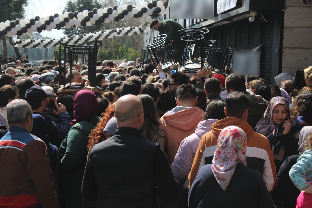 Ucuz diye akın ettiler: Giren &ccedil;ıkamadı  Fenalaşanlar var, ağlayanlar var  4