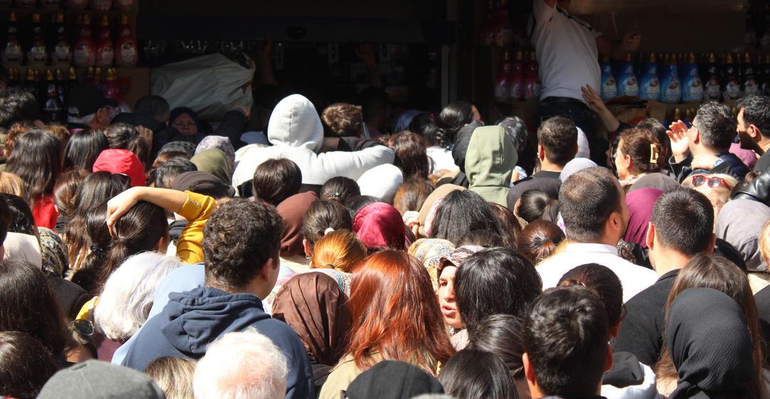 Ucuz diye akın ettiler: Giren &ccedil;ıkamadı  Fenalaşanlar var, ağlayanlar var  3