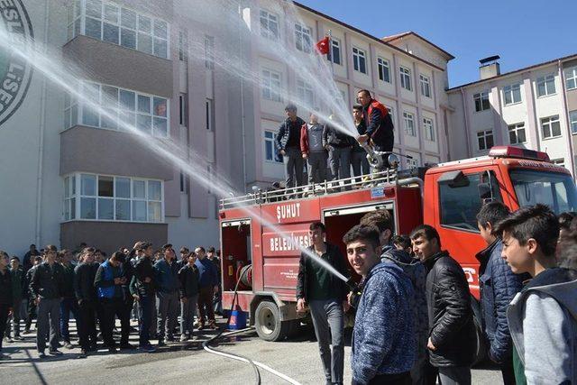 Şuhut’da itfaiye ekipleri yangın tatbikatı düzenledi