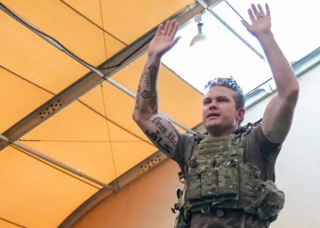 ABD Savunma Bakanı&rsquo;nın d&ouml;vmeleri tartışma yarattı! &ldquo;Kafir&rdquo; yazısı dikkat &ccedil;ekti 2