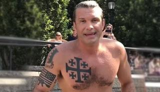 Bakanın d&ouml;vmesi dikkat &ccedil;ekmişti: Tepki yağdı!