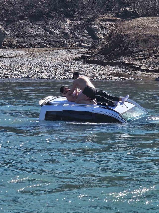 Ara&ccedil; baraj g&ouml;l&uuml;ne u&ccedil;tu: 1 yaralı 8