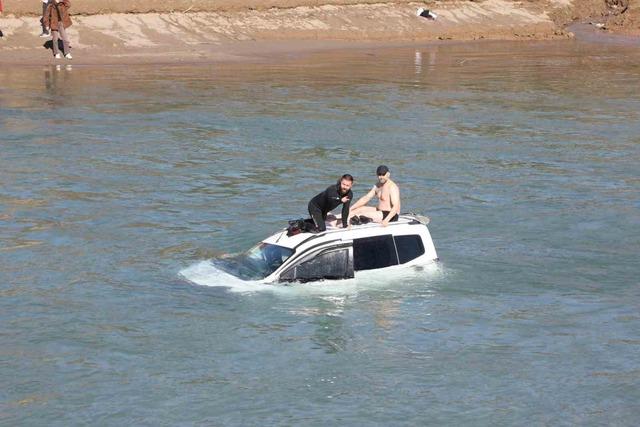 Ara&ccedil; baraj g&ouml;l&uuml;ne u&ccedil;tu: 1 yaralı 7