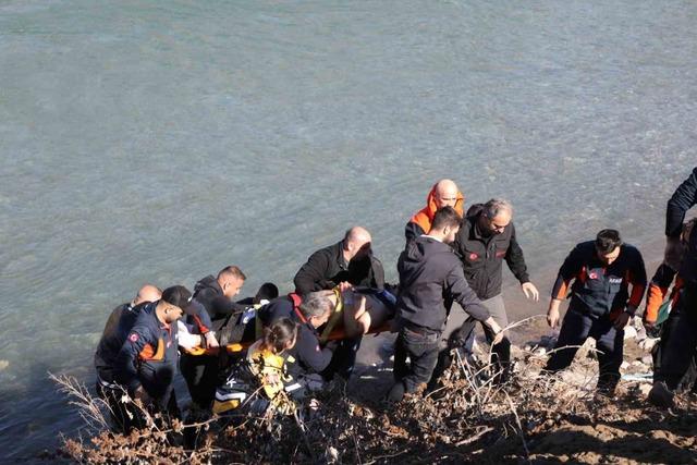 Ara&ccedil; baraj g&ouml;l&uuml;ne u&ccedil;tu: 1 yaralı 6