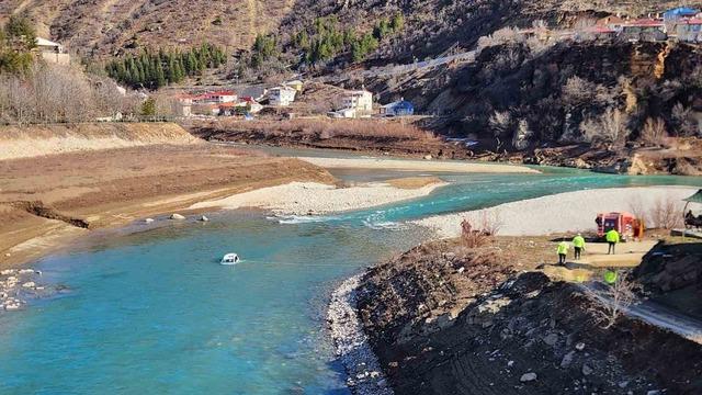 Ara&ccedil; baraj g&ouml;l&uuml;ne u&ccedil;tu: 1 yaralı 3