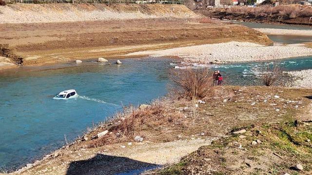 Ara&ccedil; baraj g&ouml;l&uuml;ne u&ccedil;tu: 1 yaralı 2