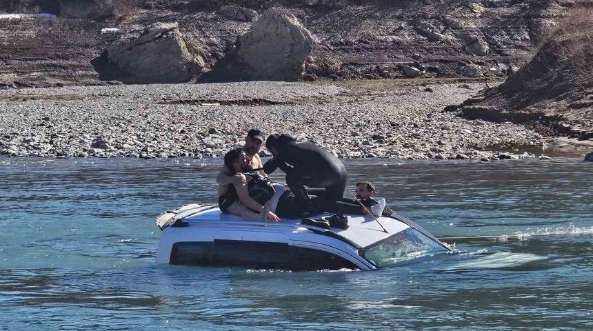 Ara&ccedil; baraj g&ouml;l&uuml;ne u&ccedil;tu: 1 yaralı