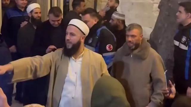 Celal Karatüre için bu kez kuyruk oluştu: Herkesle resim çekilecek”