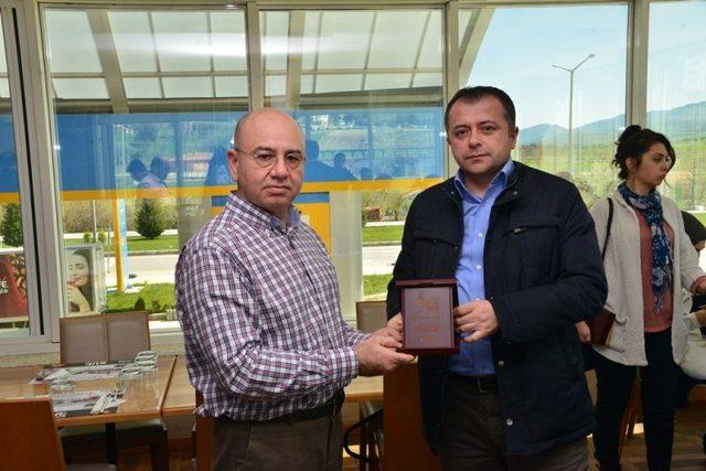 Başkan Saraoğlu’ndan yarışma sponsorlarına plaket