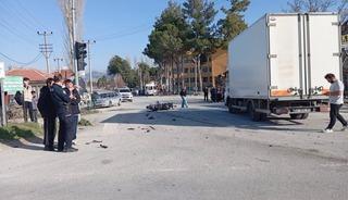 Kamyonet ile &ccedil;arpışan motosikletin s&uuml;r&uuml;c&uuml;s&uuml; hayatını kaybetti