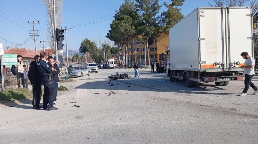 Kamyonet ile &ccedil;arpışan motosikletin s&uuml;r&uuml;c&uuml;s&uuml; hayatını kaybetti