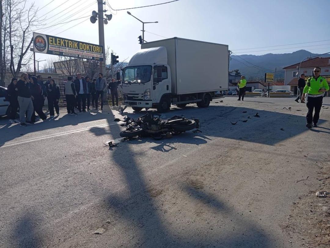 Kamyonet ile &ccedil;arpışan motosikletin s&uuml;r&uuml;c&uuml;s&uuml; hayatını kaybetti 1