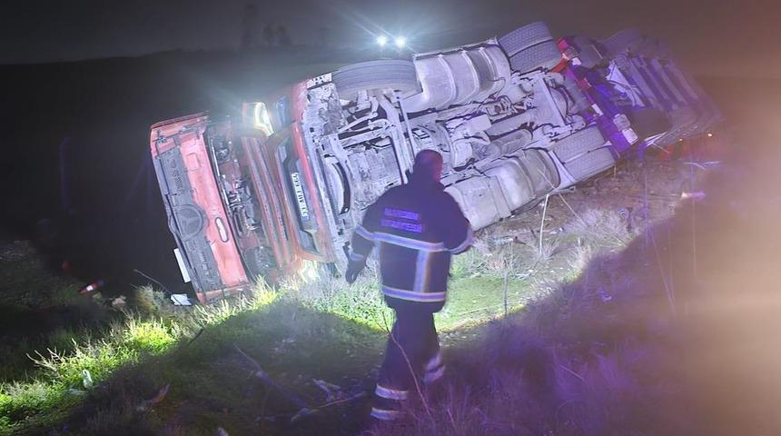 Mardin'de devrilen tırın s&uuml;r&uuml;c&uuml;s&uuml; yaralandı